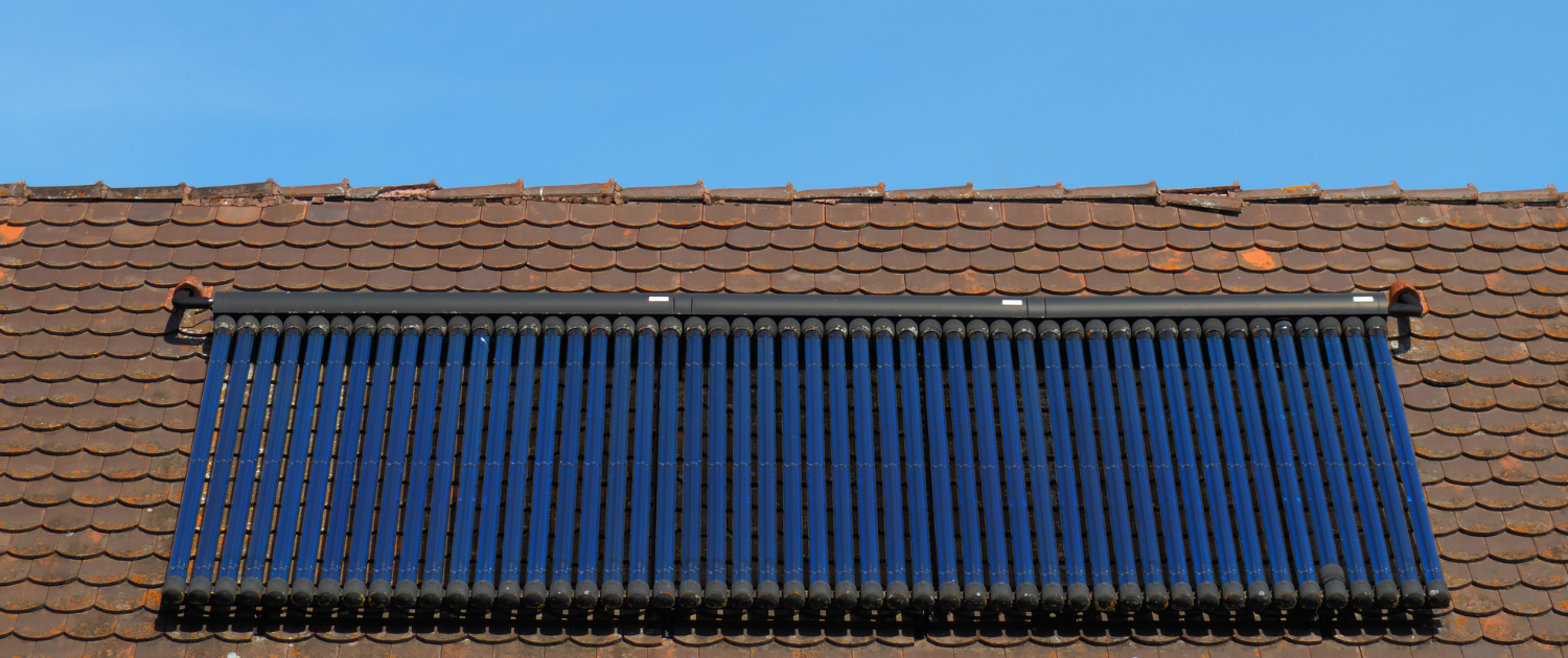 Solarthermie-Kollektoren auf einem Ziegeldach
