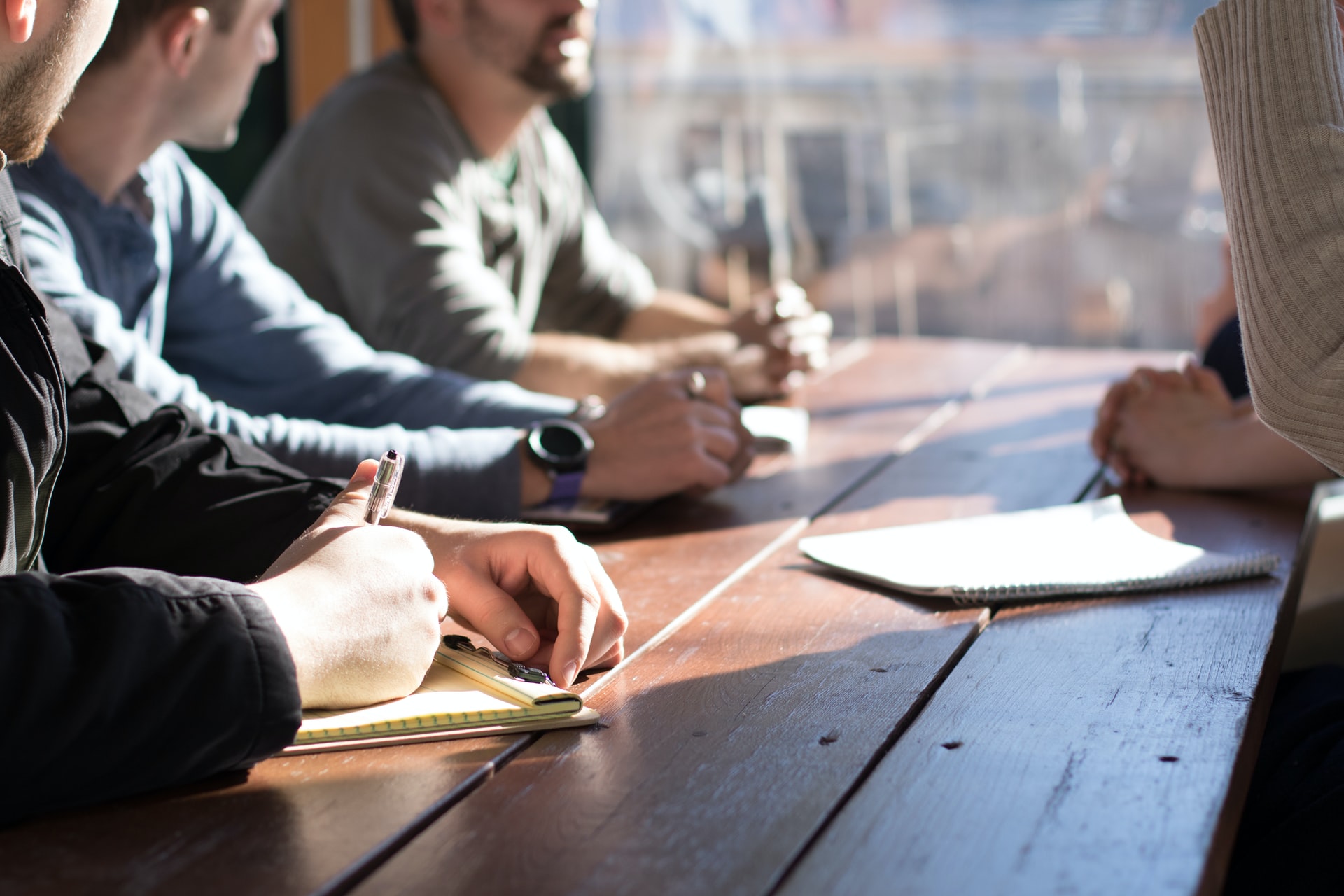 Besprechung am Arbeitstisch