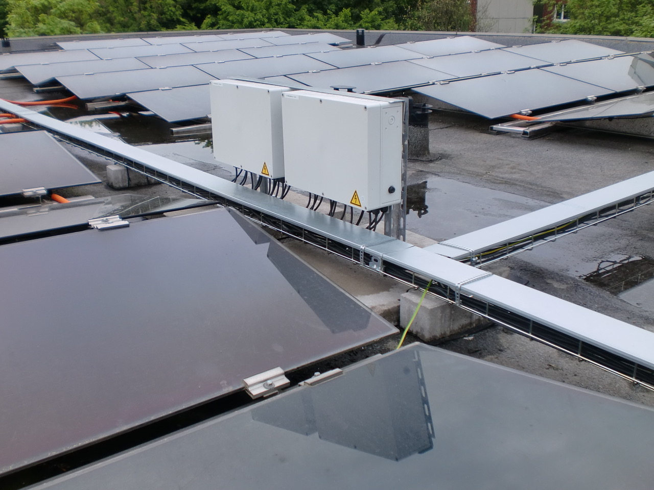 Photovoltaikanlage mit Wechselrichtern auf einem Flachdach