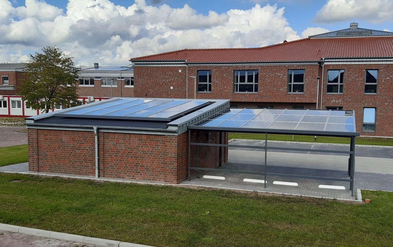Gebäude mit Photovoltaik-Carport