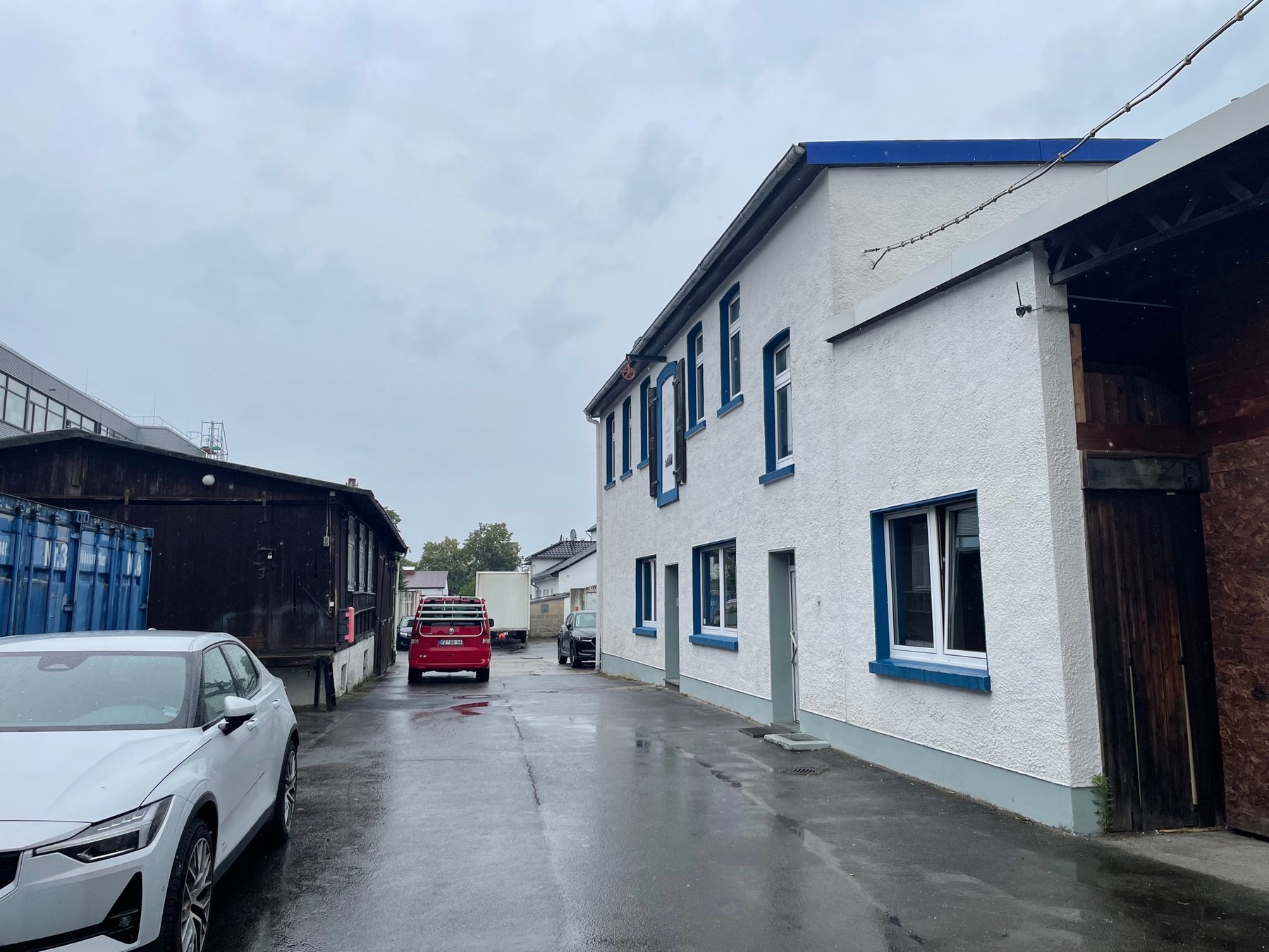 Gewerbegebäude mit Zufahrt auf dem Grundstück Merkurstraße in Solingen